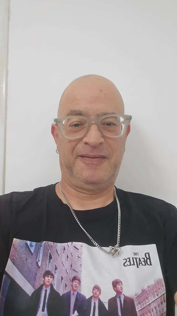 עמי הדר  מלווה