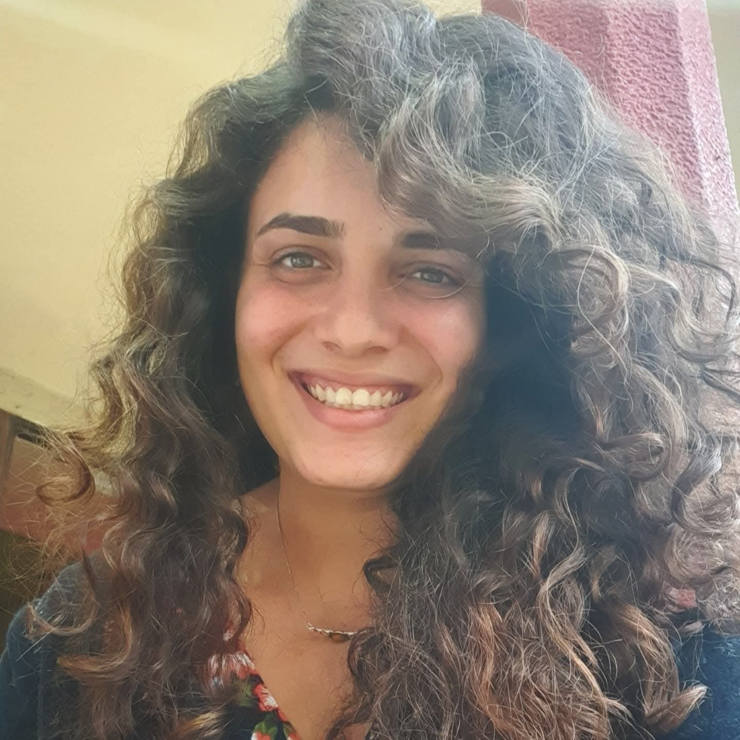 מאיה כוכבי  מלווה בגמלא