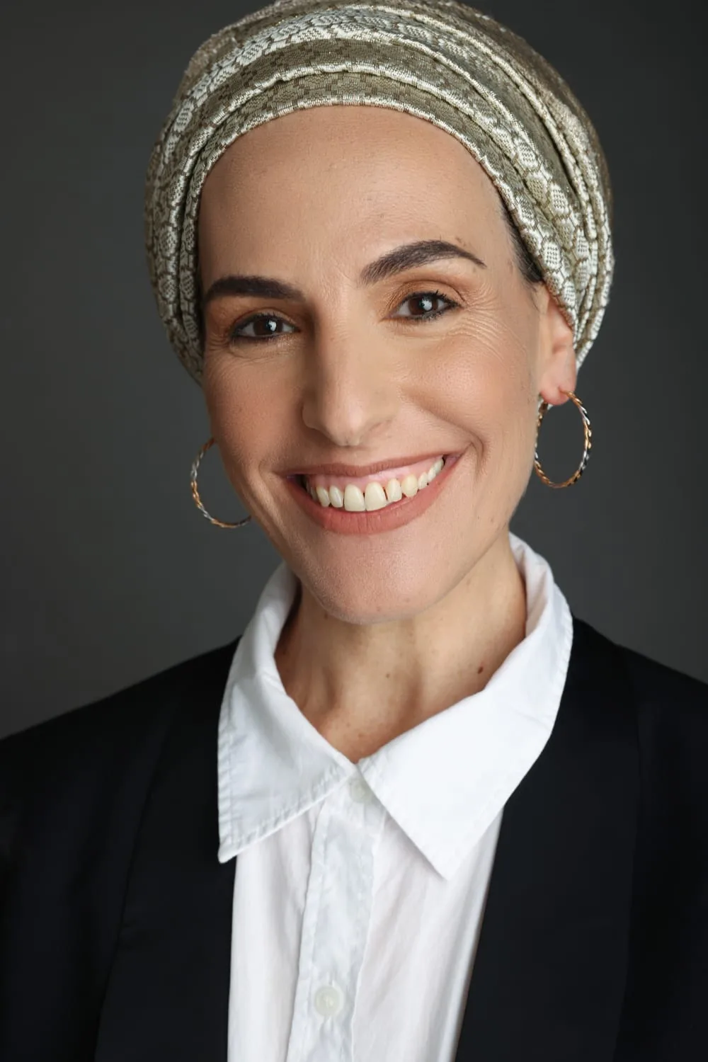ענת בר ושדי  מנחה קבוצות ביבליותרפיה. סופרת ומנחה סדנאות כתיבה וליווי רגשי פרטני.